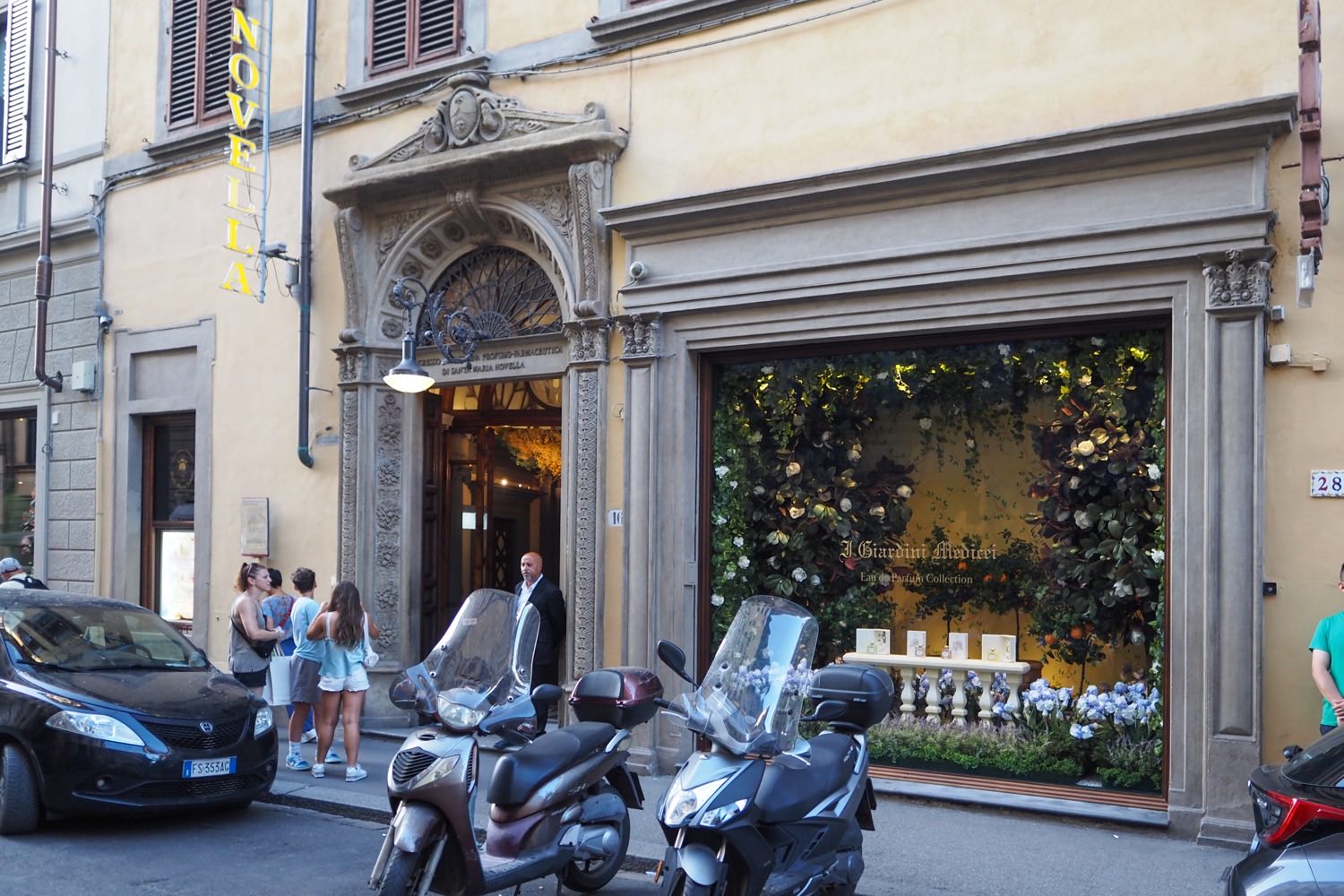 フィレンツェ サンタ・マリア・ノヴェッラ駅構内の薬局前マイバスヨーロッパ MyBusEurope