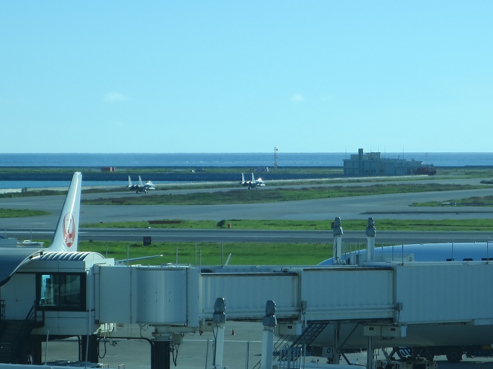 展望デッキ紹介国際線エリア4階にある「展望デッキ」をご紹介いたします😄 那覇空港から飛び立つ飛行機に想いを馳せ、広々とした空間でゆっくり過ごすことができます☺️♫那覇空港にお越しの際にはぜひお立ち寄りくださいね✈️那覇空港国際線展望デッキ