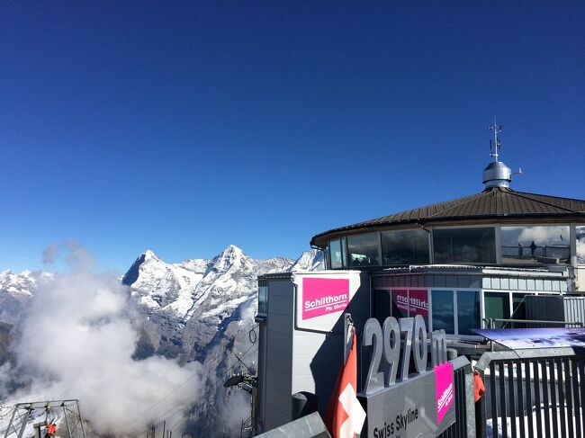 ００７映画舞台のスイス山頂でケーブルカー故障、観光客ヘリで運搬ロイタ