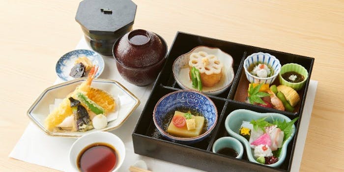 伊丹市 酒蔵通りの創作中華「扇 SEN 」。お得なランチはメインを1品または2品チョイス。夜の営業は27時まで。芸能人の御用達。