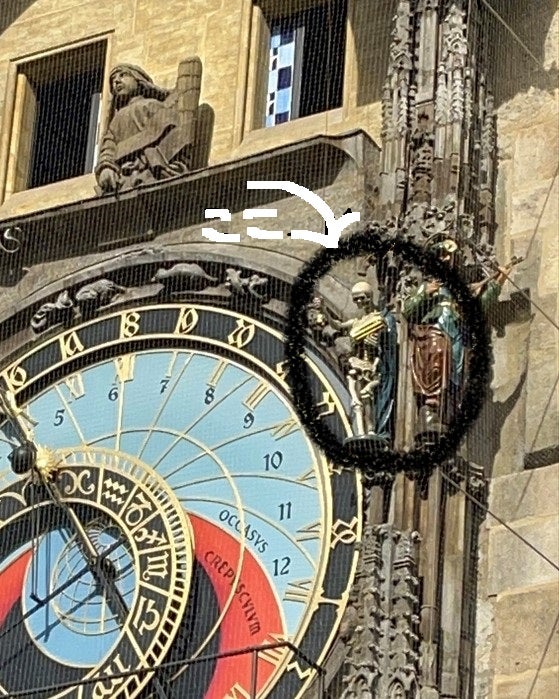 プラハ天文時計からくり時計4K チェコのプラハ旧市庁舎の天文時計は毎時定時にからくり人形が回ります。600年前の機械式時計は人気です