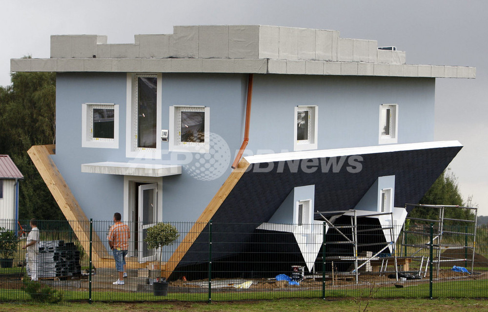 逆さまのポーランドの家 — ストック編集用写真©fotokon 183872418