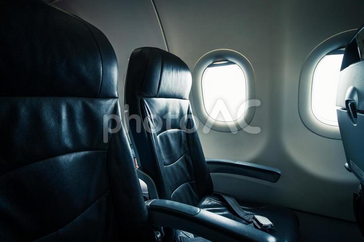 空の飛行機。乗客無料飛行機、欠航。フリーウィンドウ席。欠航、旅行なし、航空会社を停止Premium写真