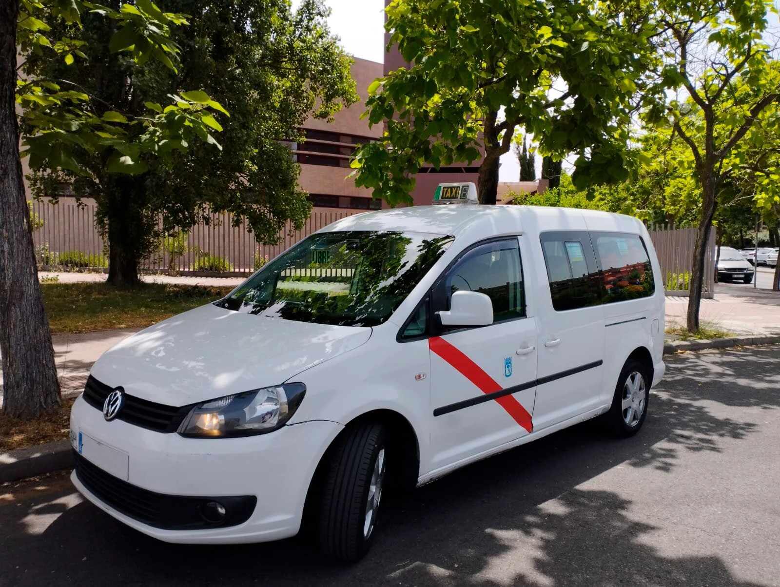 比較：マドリード空港のタクシー料金とその他のタクシー料金🔍