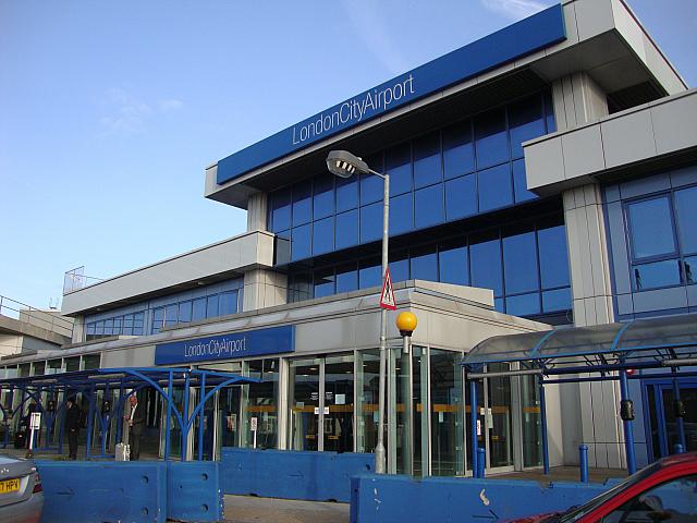 ロンドン・シティ空港LCY によるロンドンから列車、 バス、 タクシー、 自動車、