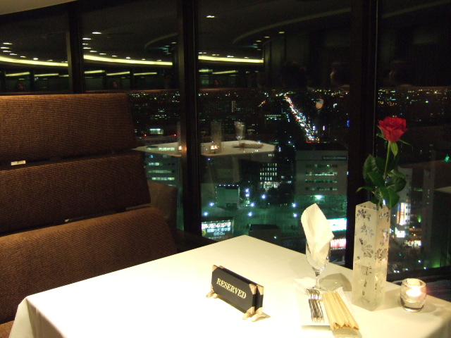 東京360度の感動夜景。ニューオータニの回転展望レストランで大人ディナ