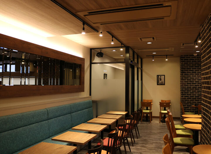 ニューヨーカーズ カフェ」新橋にオープン！ニューヨーク名物の絶品ホットドックも