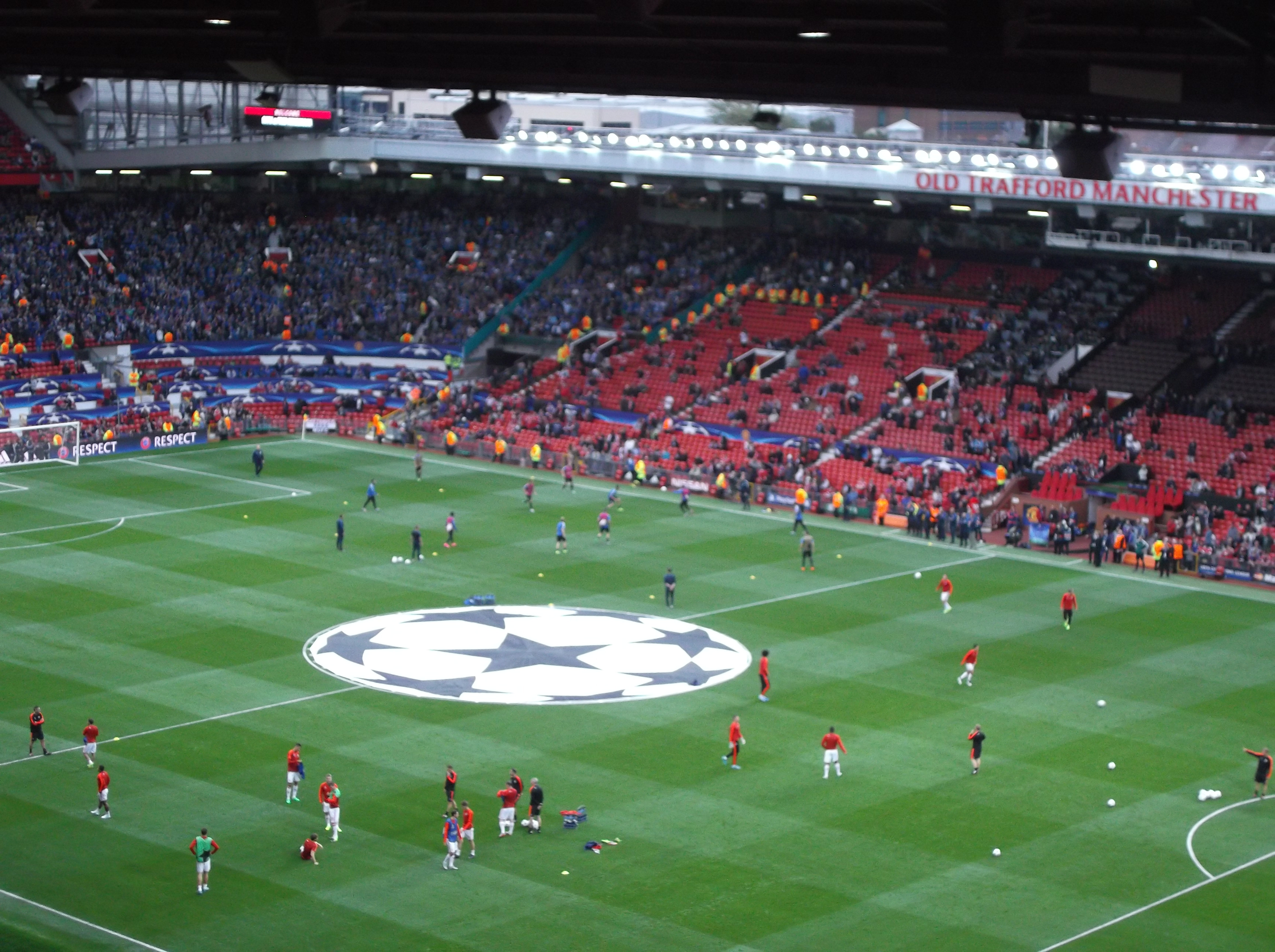 マンU「夢の劇場」の劣化 スタジアム観客席へ流水直撃、驚愕光景に英注目「ファンから嘲笑」フットボールゾーン