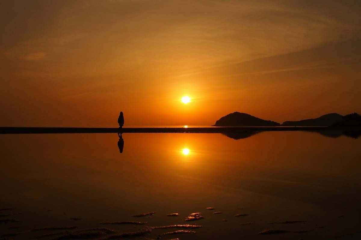 まるでウユニ塩湖！海外気分で楽しめる香川県「父母ヶ浜」の絶景 - TRiP EDiTOR