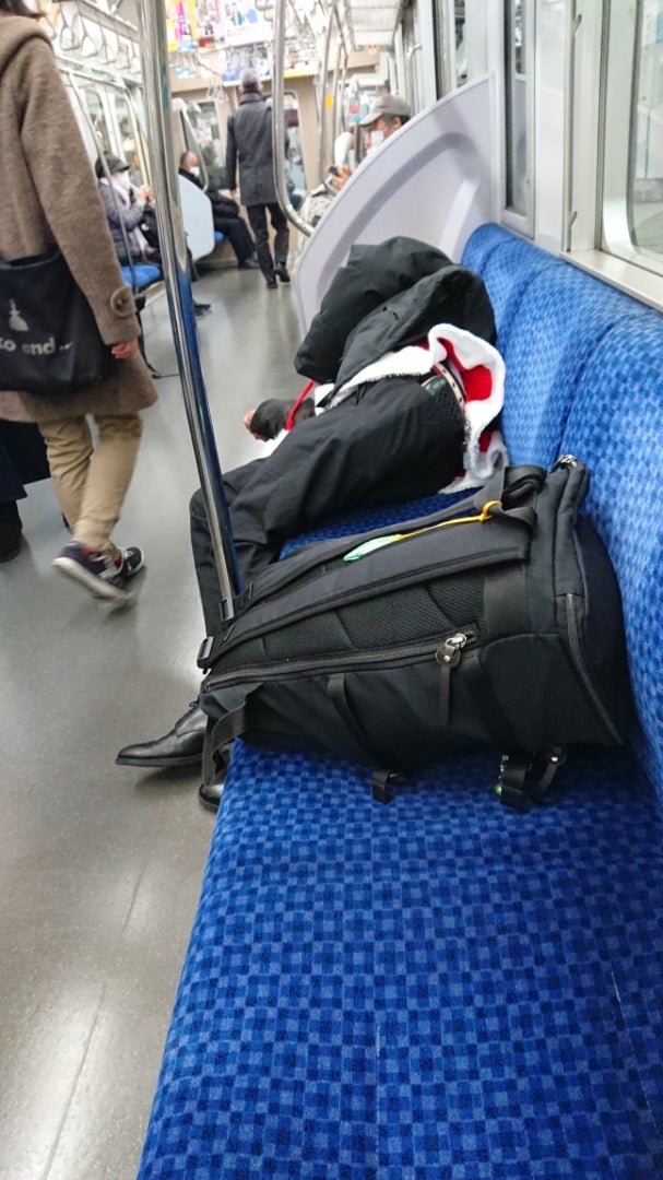 通勤電車で寝て緩めたネクタイを持ったビジネスマンの写真素材・画像素材 Image 18898364