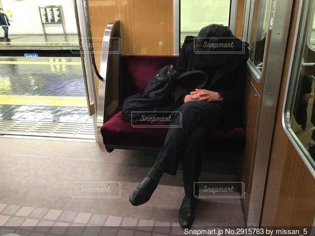 3,787 電車 寝る Stock