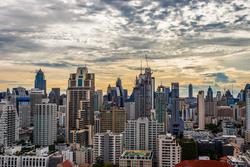都会のビル群と青空 – 素材ごよみ