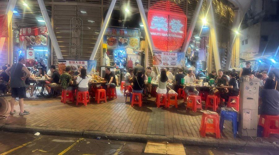 リーズナブルなショッピングが楽しめる香港の廟街 を散策しよう🚶 廟街は別名男人街とも呼ばれており、その名の通りかつては紳士服やタバコのパイプなどを販売していたと言われています。現在は老若男女関係のない衣類や雑貨、家電製品などが並べられており、日本