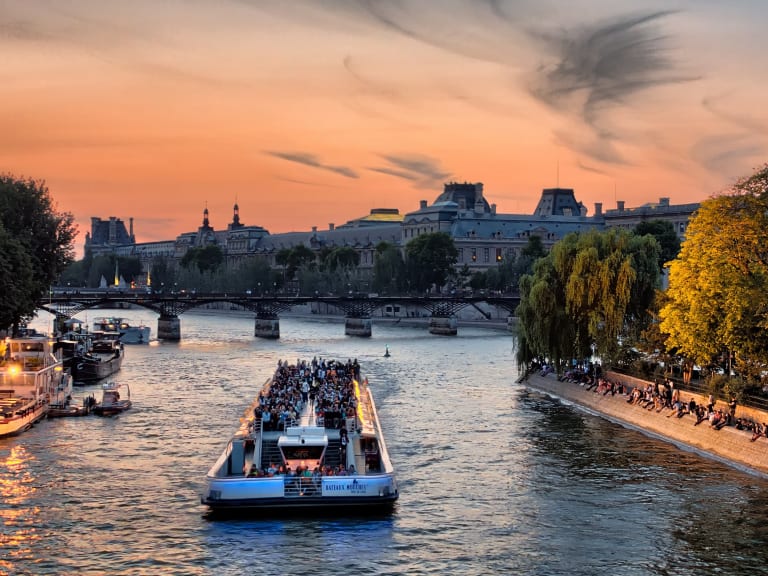 夜のパリ、セーヌ川クルーズと豪華往復送迎付き