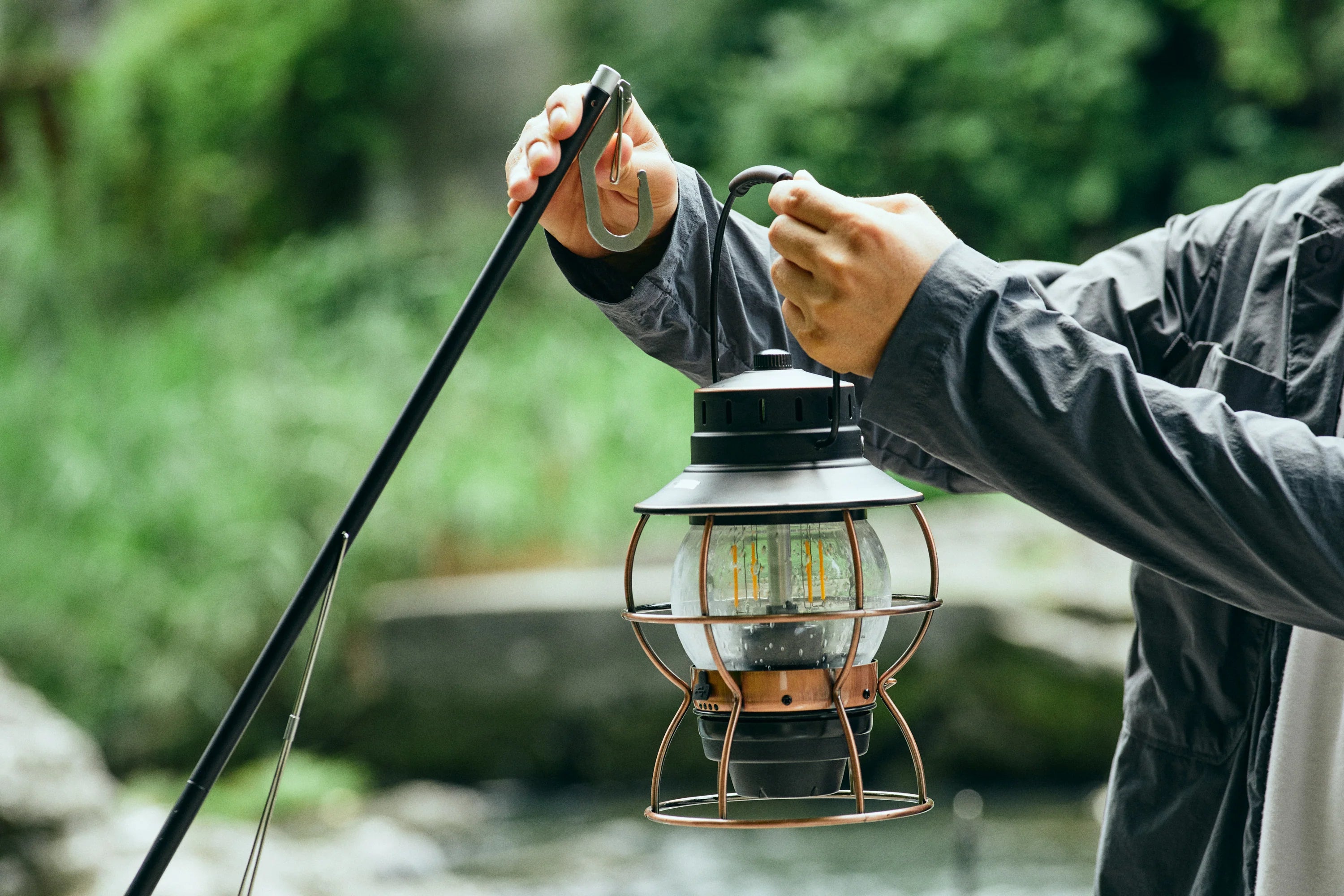 2025年最新 ランタンスタンドの選び方とおすすめ14選！設営ラクラクで快適な夜を - Arizine