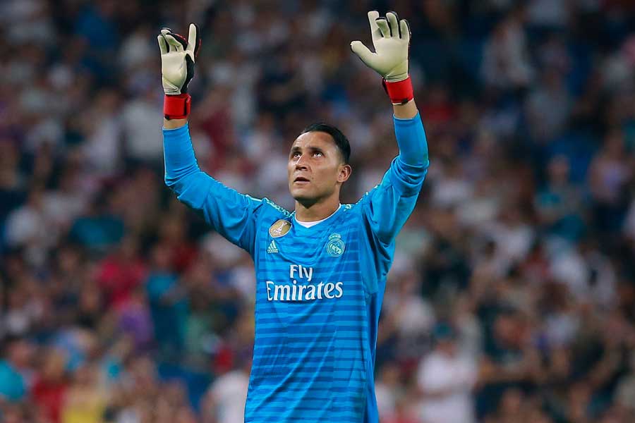 イタリア・バロテリ 右 はシュートするが決まらず。コスタリカＧＫナバス＝ＡＰ - 2014ワールドカップ