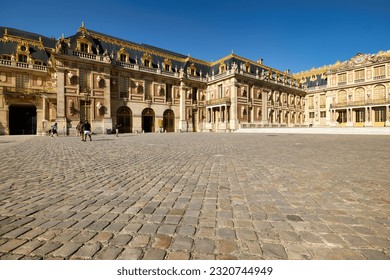 石畳の路地にあるカフェ モンマルトルの丘 パリ