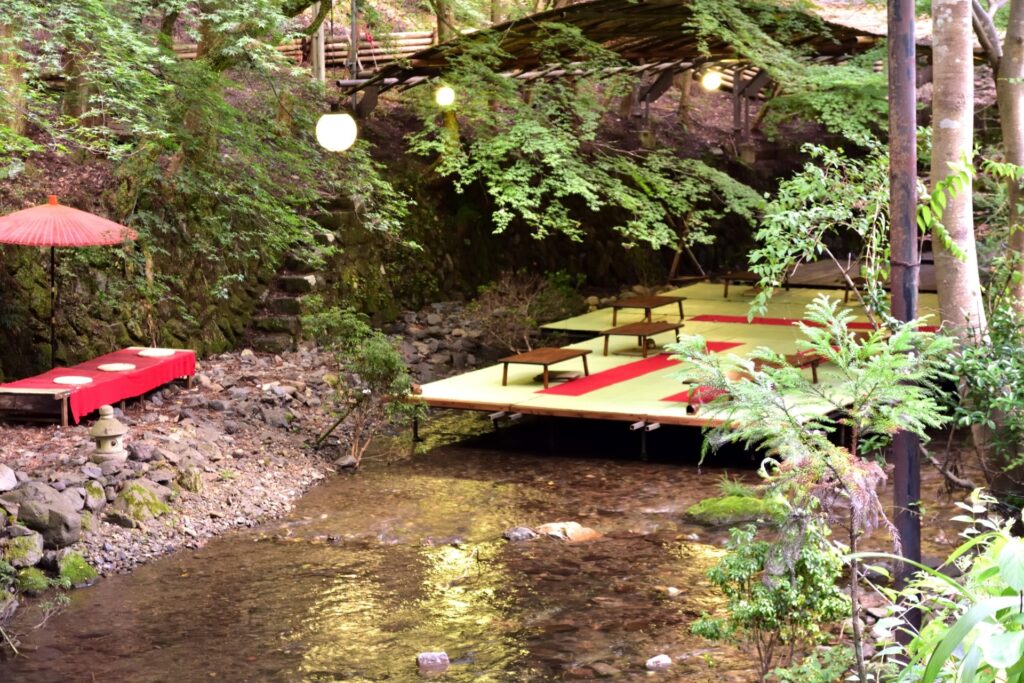 京都・貴船の川床おすすめ10選！カジュアルなカフェもご紹介トラベルマガジン