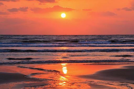 稲佐の浜国譲り神話の舞台！稲佐の浜の夕日と日出をまとめてご紹介