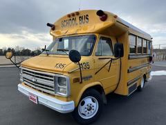 スクールバスに付いている長い棒には何の役割があるの？ - YouTube