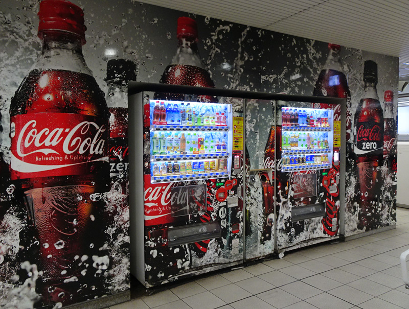 北習志野と鎌ヶ谷大仏駅のホームに電車－電車型自動販売機を設置みんなで船橋を盛り上げる船橋情報サイト「MyFunaねっと」