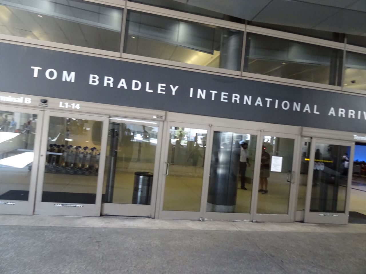 LAXでのFLYAWAY バス の使いダウンタウンまで行く – ロサンゼルスへ行こう