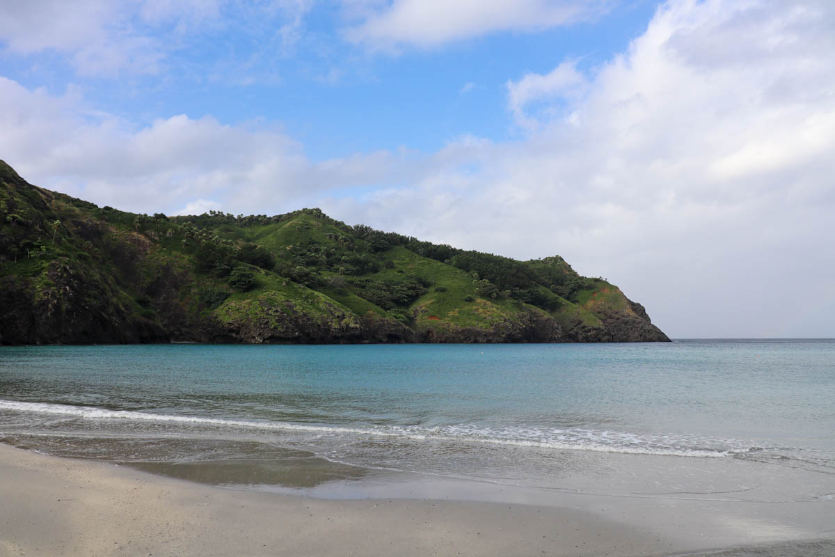 青い海が広がる父島屈指のビーチ「小港海岸」。きっと山の上に登りたくなるはず- 人生は宇宙だ