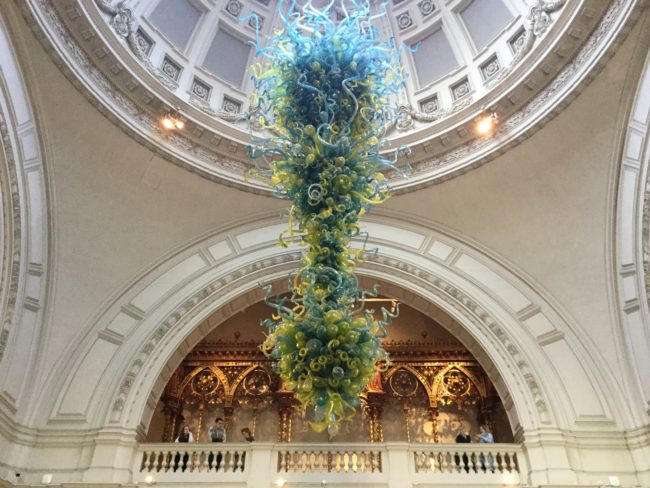 ヴィクトリア＆アルバート博物館へ地下鉄での行き方と見どころと豪華なカフェ地球で遊ぼう、気まま旅