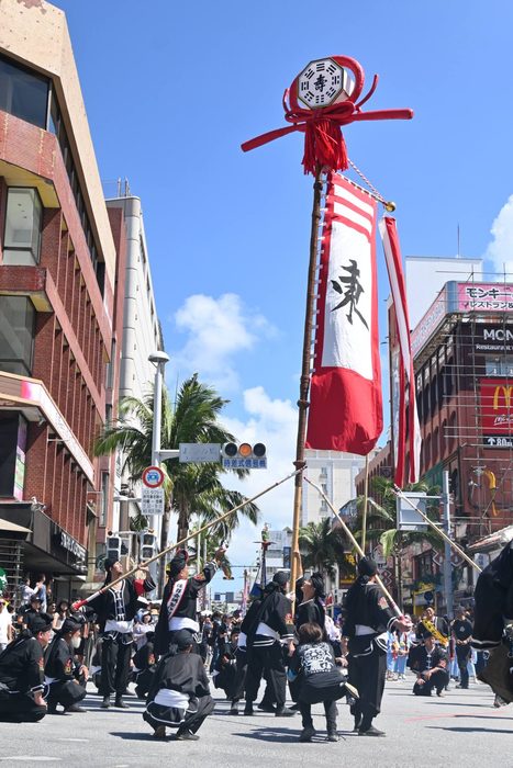 秋空に高々、｢旗頭｣突き上げ 那覇でフェスタ 小中学生の掛け声響く沖縄タイムス＋プラス