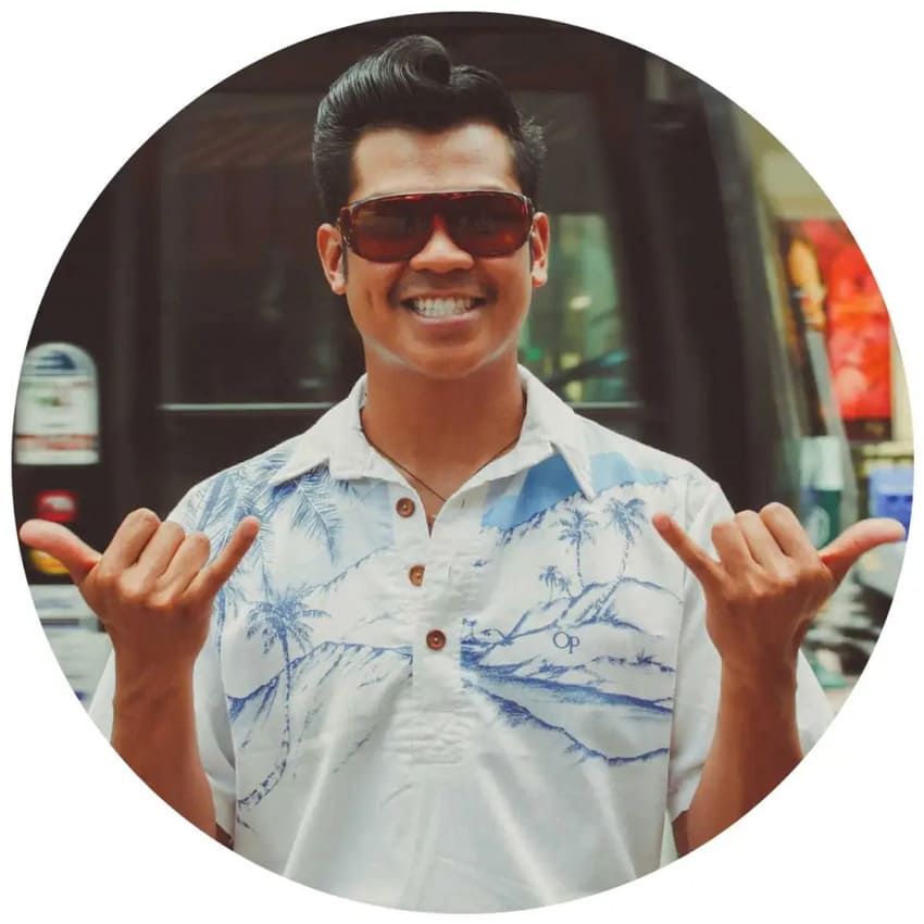 新作紹介 「Aloha」 ハワイの写真を使いハワイの独自の挨拶ポーズ「アロハポーズ」を表現しました。 アロハポーズ には２種類あり、手のひらを相手に見せる「ハングルース」と手の甲を相手に見せる「シャカポーズ」があります。