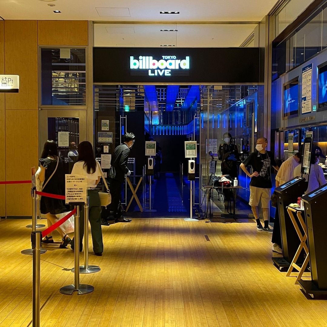 ビルボードライブ東京：新型コロナウイルス感染症対策について ,弊店では、新型コロナウイルス感染症予防対策に取り組んだ上で、公演を実施しております。,ご来場を予定されているお客様におかれましては、新型コロナウイルス感染拡大予防の趣旨をご理解頂き、手洗いおよび咳エチケットの徹底、消毒液のご利用など感染予防および拡散防止のためご理解とご協力を頂きますようお願い申し上げます。,