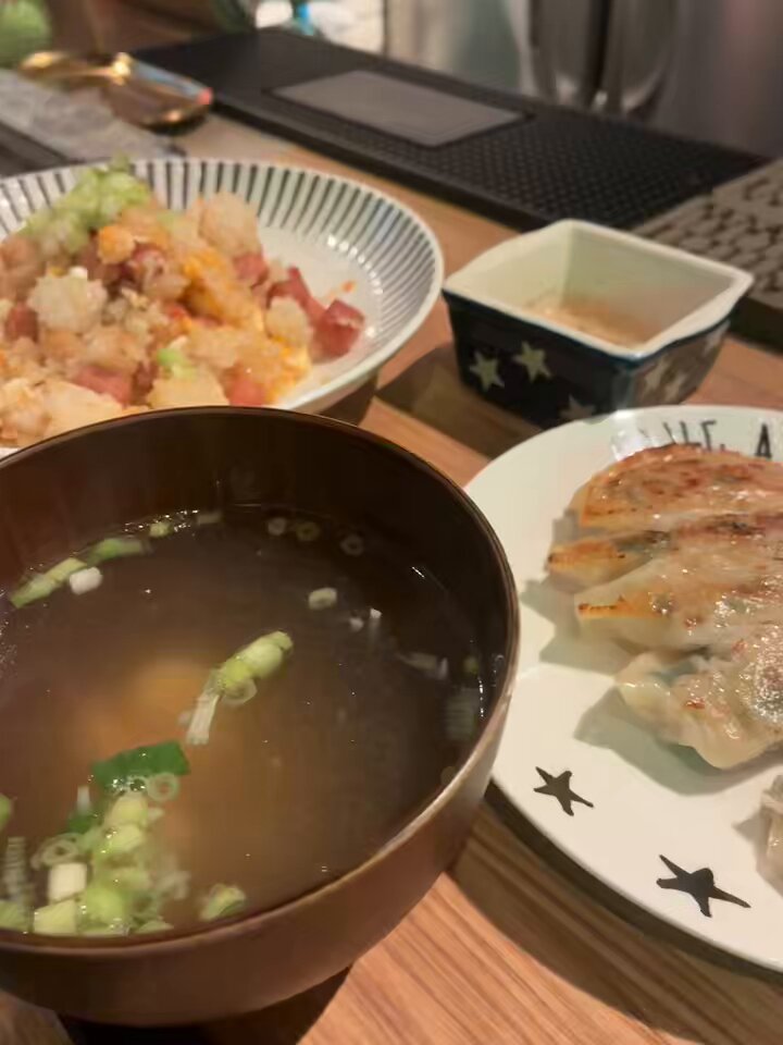 飛田給駅南側からすぐの住宅街にある「ふうの木」さん🌳 カフェでは、味よし🙆栄養バランスよし🙆‍♀️見た目よし🙆‍♂️の料理やスイーツ、こだわりのドリンクがいただけます😍奥はアトリエになっていて、オーダーメイドの服👗やアクセサリー💍 リメイクもOK📿🪡