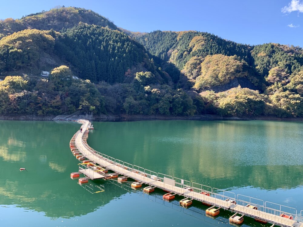 奥多摩湖に浮かぶ橋 浮橋を初体験！麦山浮橋と留浦浮橋の2つを巡ってきたあかめ女子のwebメモ