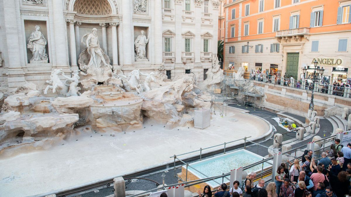 トレビの泉⛲️💙 . ローマは観光地いろいろ 1日でまわれるのが良い💭 イタリアイタリア旅行ローマトレビの泉italyitaliaromatrevifountain🇮🇹