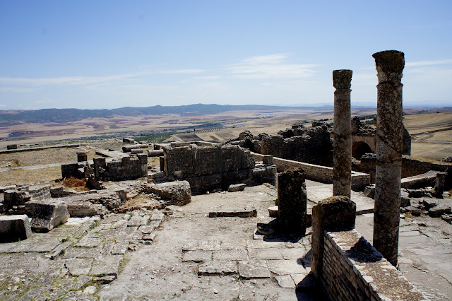 ドゥッガ遺跡で一番人気の写真スポットで、面白いポーズをしよう-チュニジア旅行記27