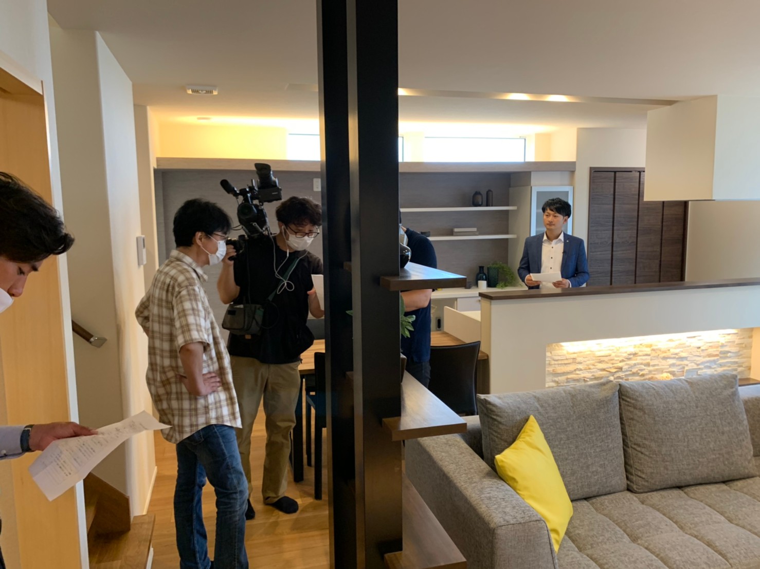 ログハウスを背景にした前撮りで自然と一体化した素朴な雰囲気を楽しむ最新の前撮りトレンド