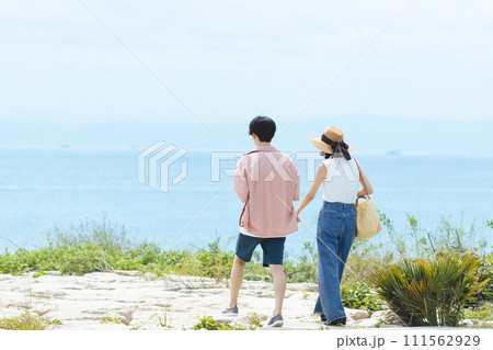 幸せなグループの友人若者楽しい海のビーチジャンプ海 - カップルのストックフォトや画像を多数ご用意 -