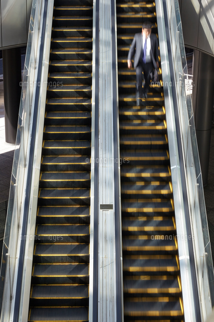 ゲーム理論：名古屋市が「エスカレーター歩くか止まるか問題」を羞恥心に訴えて“解決” 横山和輝週刊エコノミスト Online