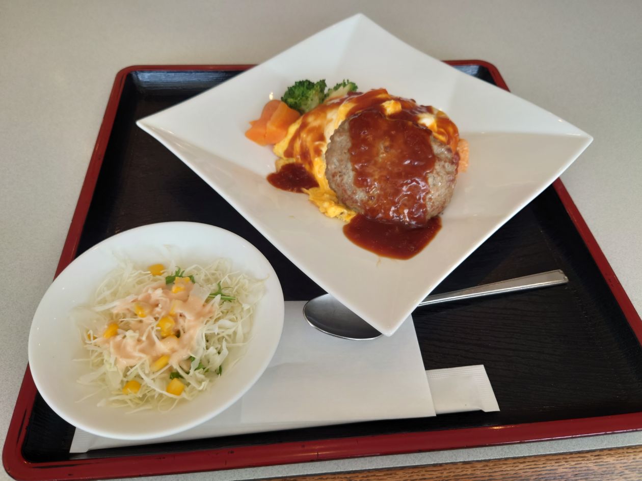 児島のハピータウンでコーヒーを飲んだら三好野レストランの１００円引き券をくれた。お隣でしか使えないので、児島店限定の鶏塩野菜ラーメン。Facebook