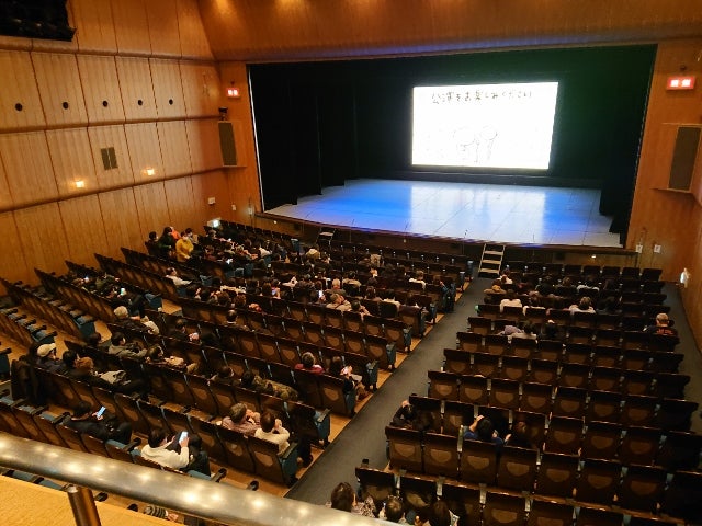 大阪「なんばグランド花月」で吉本新喜劇を観てきた 1階席の端