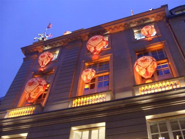 ビュリーのパリ本店🇫🇷 日本にはないアイテムがあって !♡ 装飾や商品の置き方も美しくて、壁には天井までぎっしり商品が並んでいて圧巻ラベルに名前や商品名を記入してくれるカリグラフィーサービスがあるのも嬉しいポイント