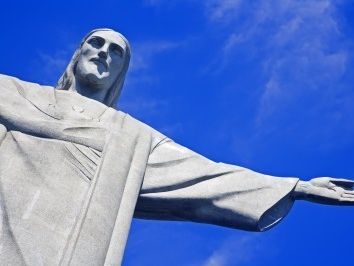 コルコバードのキリスト像に落雷が直撃する神秘的な光景が撮影されるクーリエ・ジャポン