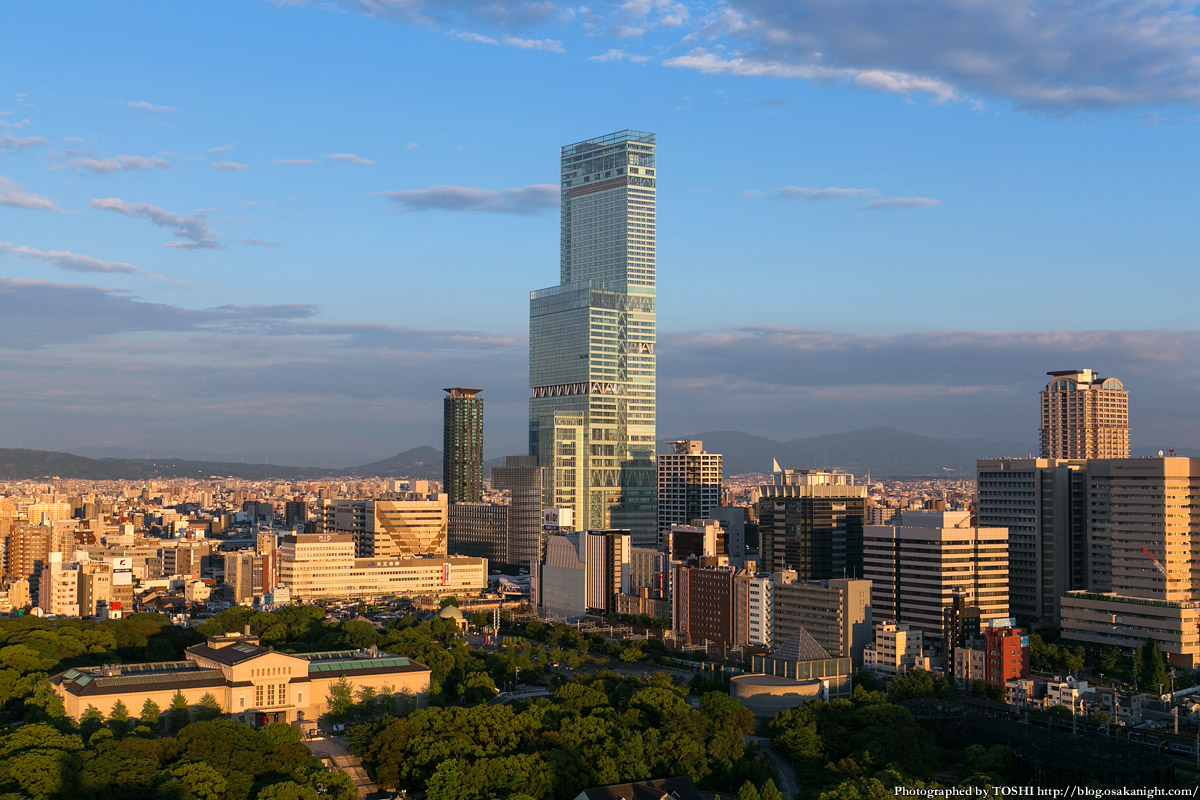 大阪府 あべのハルカス展望台から見るライトアップされた通天閣79551035 の写真素材