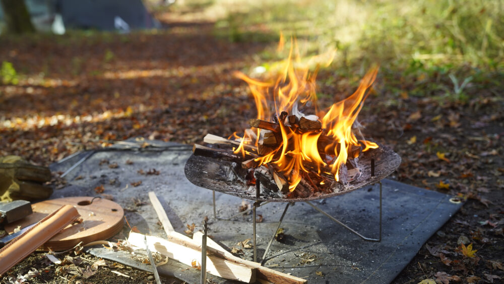 焚き火に大活躍 水なしで簡単消火！燃えない魔法の布が画期的すぎる – ガルビィプラス