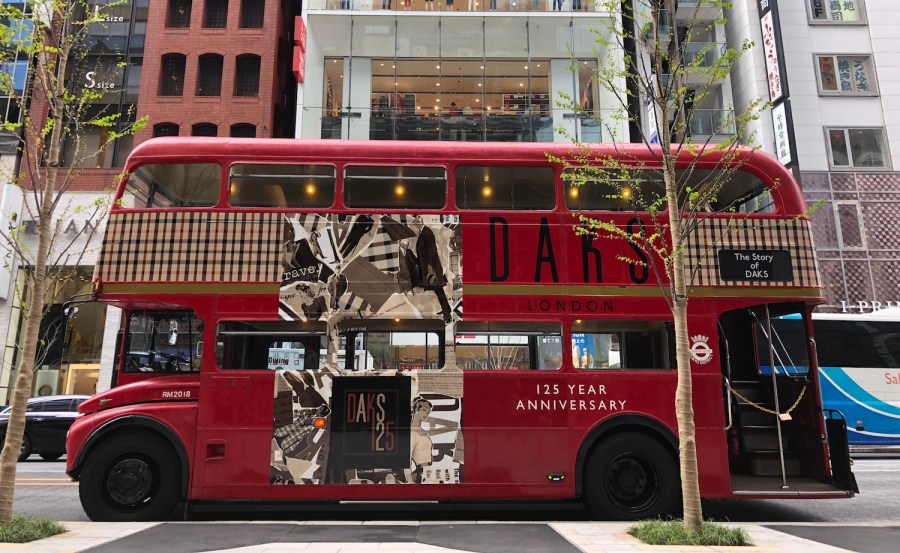 フリー写真ウェストミンスター寺院と新しいロンドンバスパブリックドメインQ：著作権フリー画像素材集