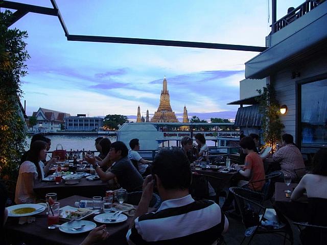 Moon River Silk Dining Restaurantは川沿いにある雰囲気の良いタイ料理店