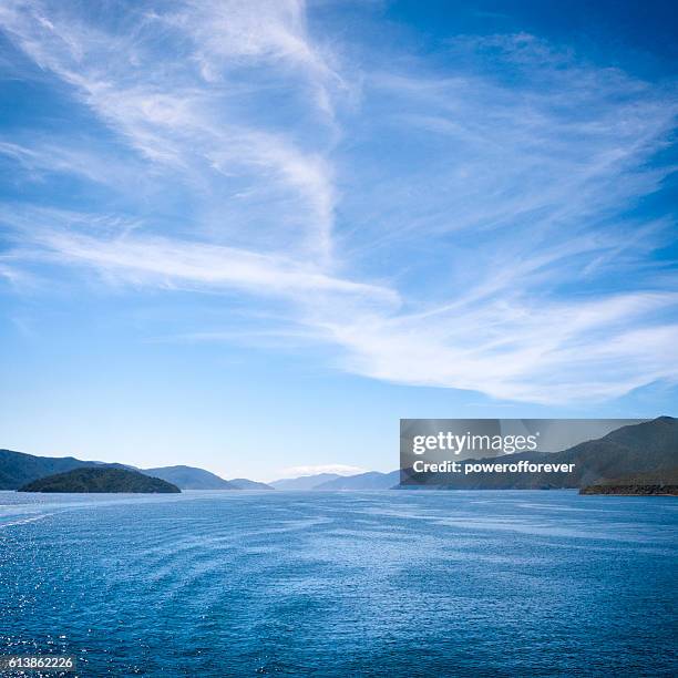 南島側の入江に入ると、海が静かになる。風はあるがクック海峡の真ん中よりよい。入り組んだ入江を船は速度を落として注意深く走る。旋回するたびに風の方向が変わる。AUS在住空飛ぶとーちゃんAsh