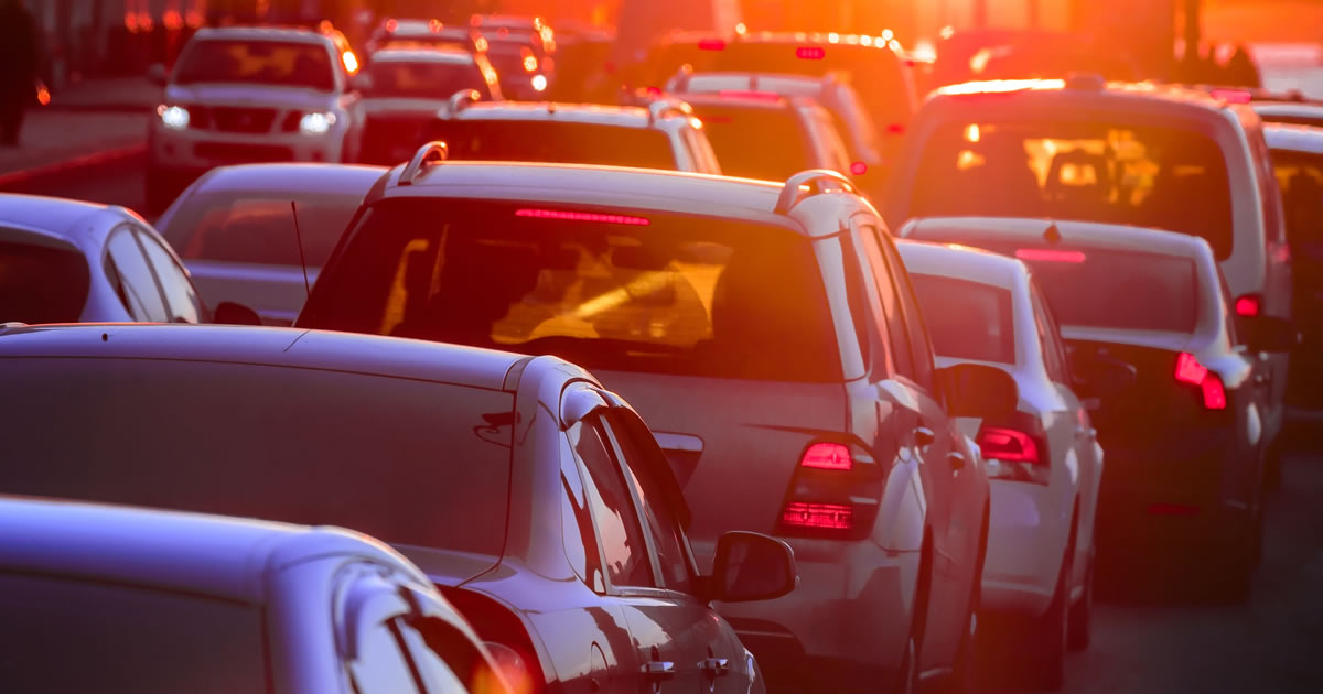 2012年4月20日 上海のダウンタウンにある谷南道路の渋滞で車両がゆっくりと動く — ストック編集用写真©ChinaImages 241852074