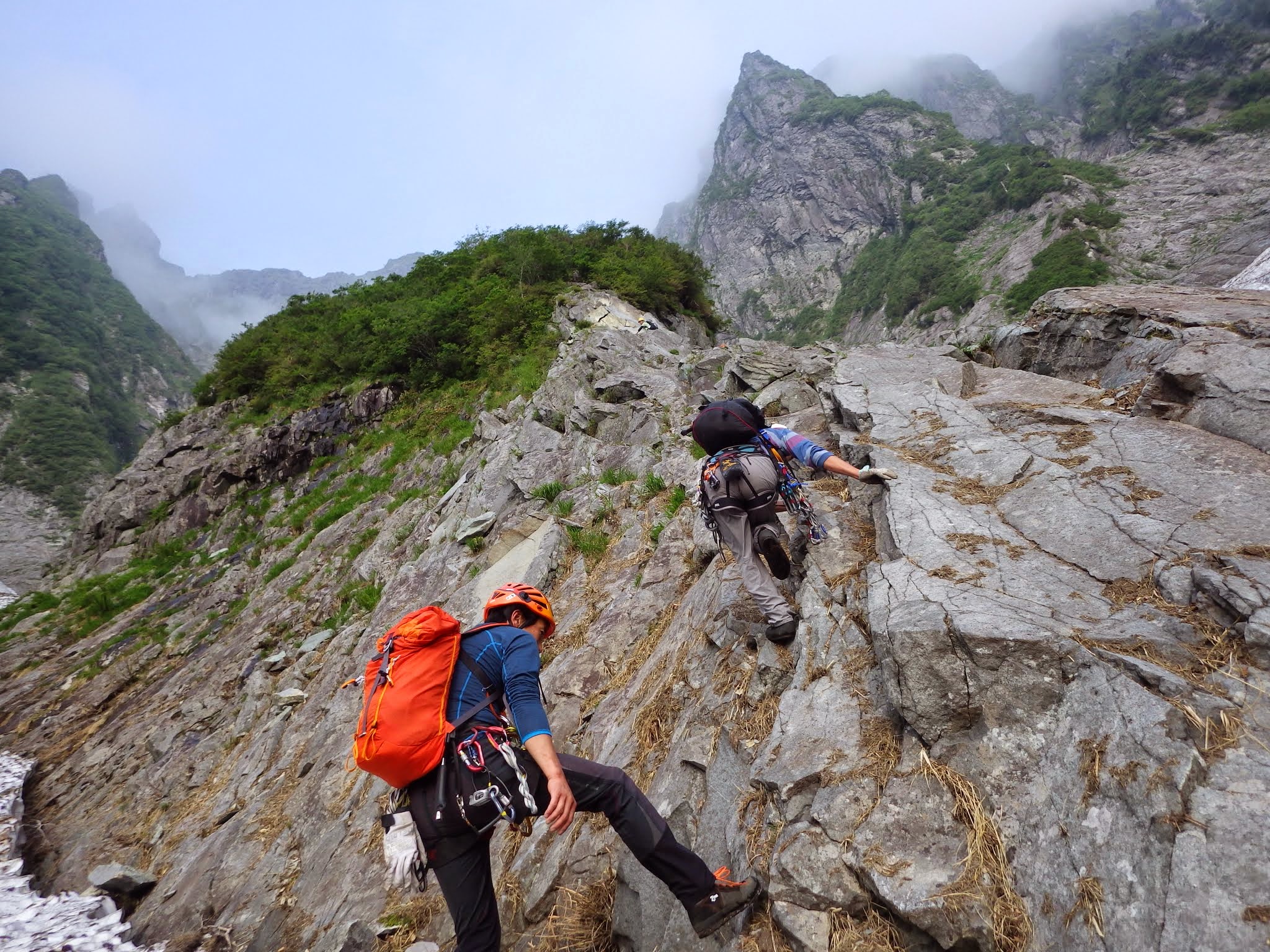 谷川岳登山指導センターから谷川岳・一ノ倉沢の情報 - 例年より早く雪解けが進み歩きやす- 2023年05月23日