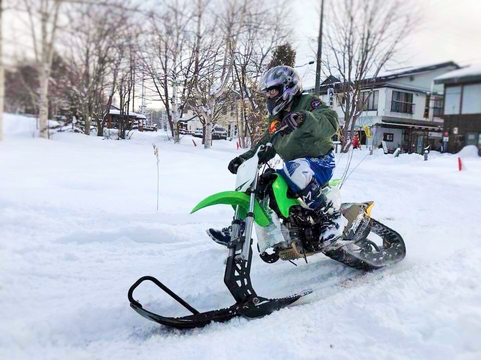 スノーバイクとは？：雪上用モトクロスの基本を知る初心者 違いレッドブル
